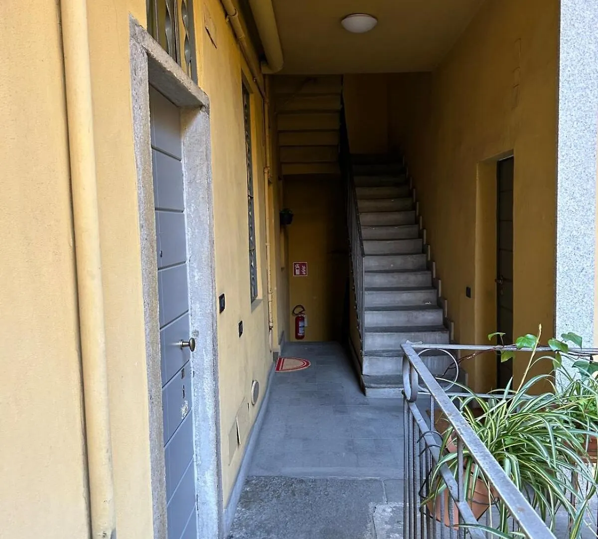 Bilocale Red House - Two Room Apartment Red House, Cosy Flat Milán